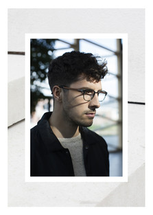 Lunettes homme MALt portées en situation chez opticien à Laeken Bruxelles Optic Alain