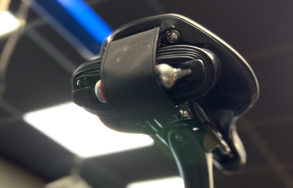 Découvrez notre kit de survhis (survie) pour rouler en toute tranquillité ! 🚴♀️