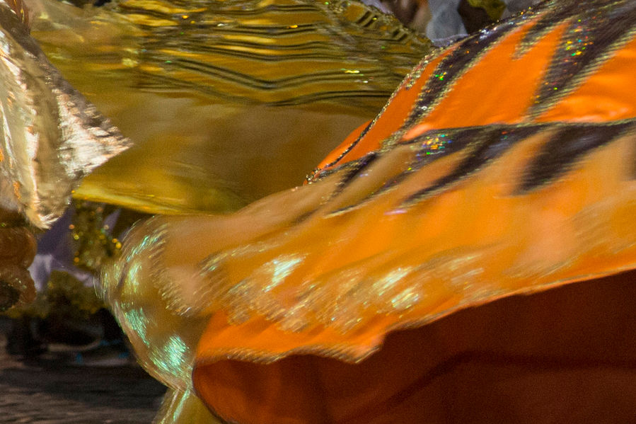 Captada em baixa velocidade, a imagem mostra partes das saias das brincantes do Maracatu e registra o movimento da dança.