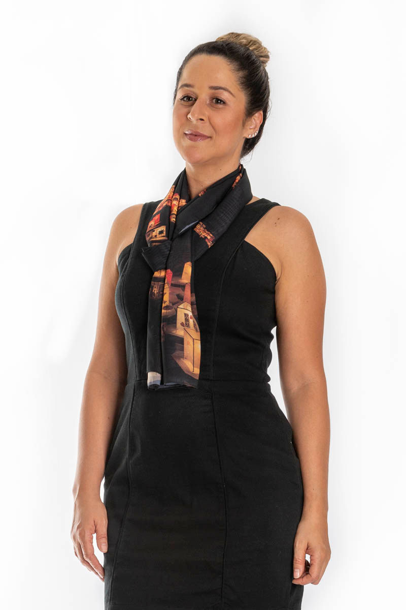 Miniatura: Mulher de vestido preto e echarpe preta com imagens das lanternas do Tooro Nagashi