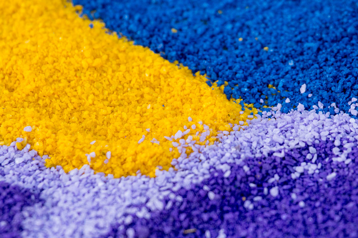 Amarelo, azul e roxo
