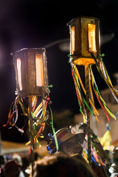 Duas lanternas de papel, cheias de fitinhas do Nosso Senhor do Bonfim balançam pelo ar acima das cabeças dos foliões.