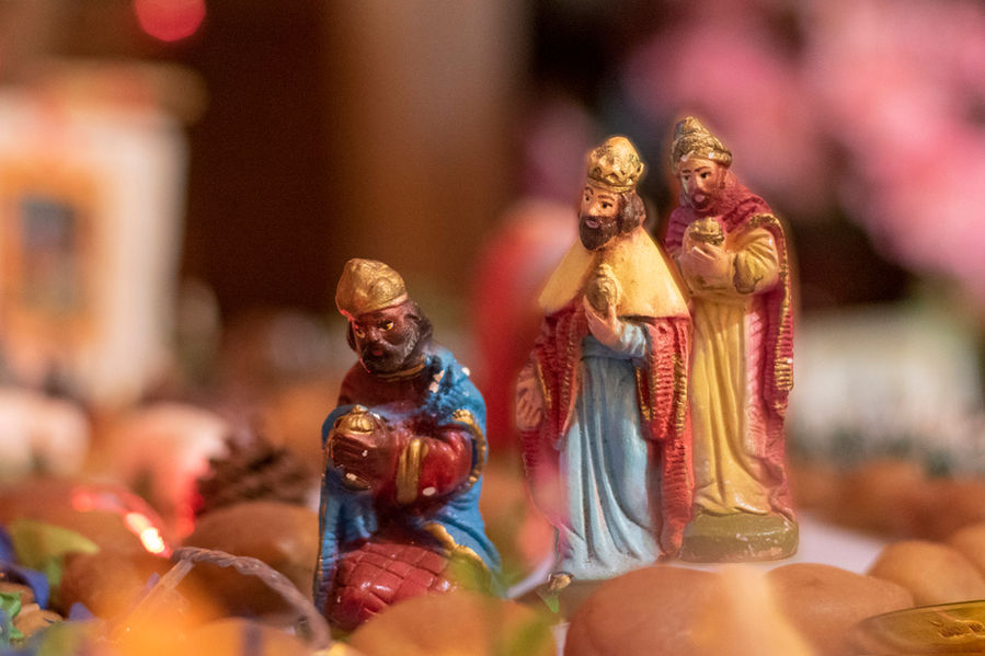 3 pequenas esculturas alinhadas na diagonal retratam os 3 Reis Magos.