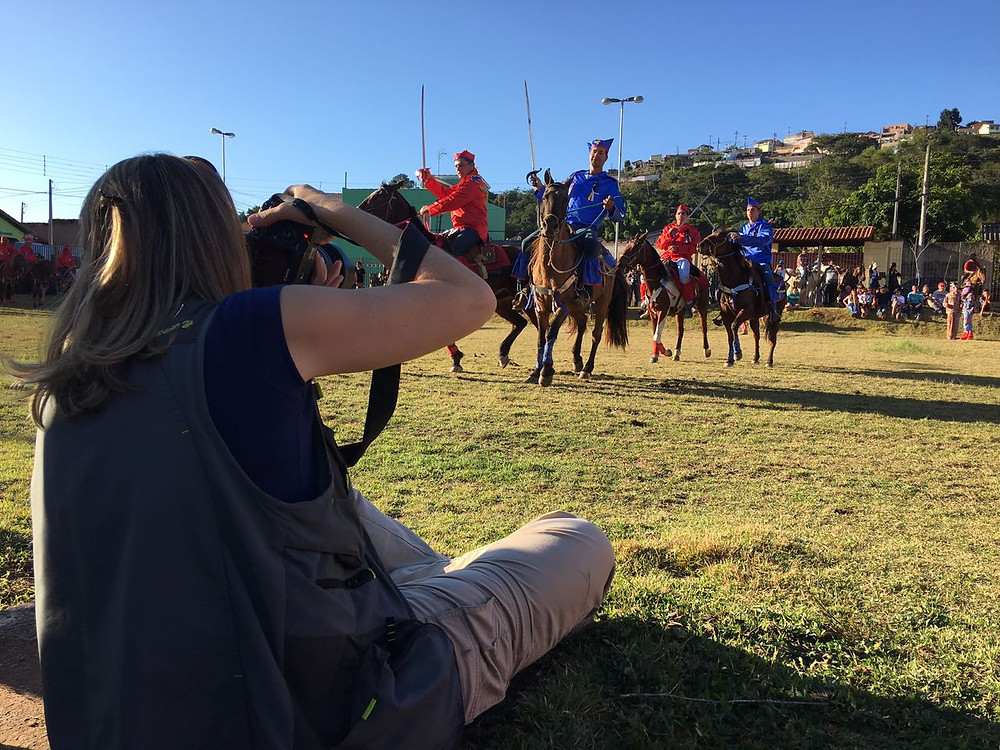 Andrea Goldschmidt fotografando as Cavalhadas na festa do Divino em São Luiz do Paraitinga