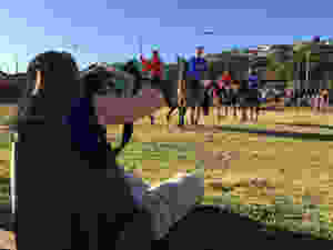 Andrea Goldschmidt fotografando as Cavalhadas na festa do Divino em São Luiz do Paraitinga