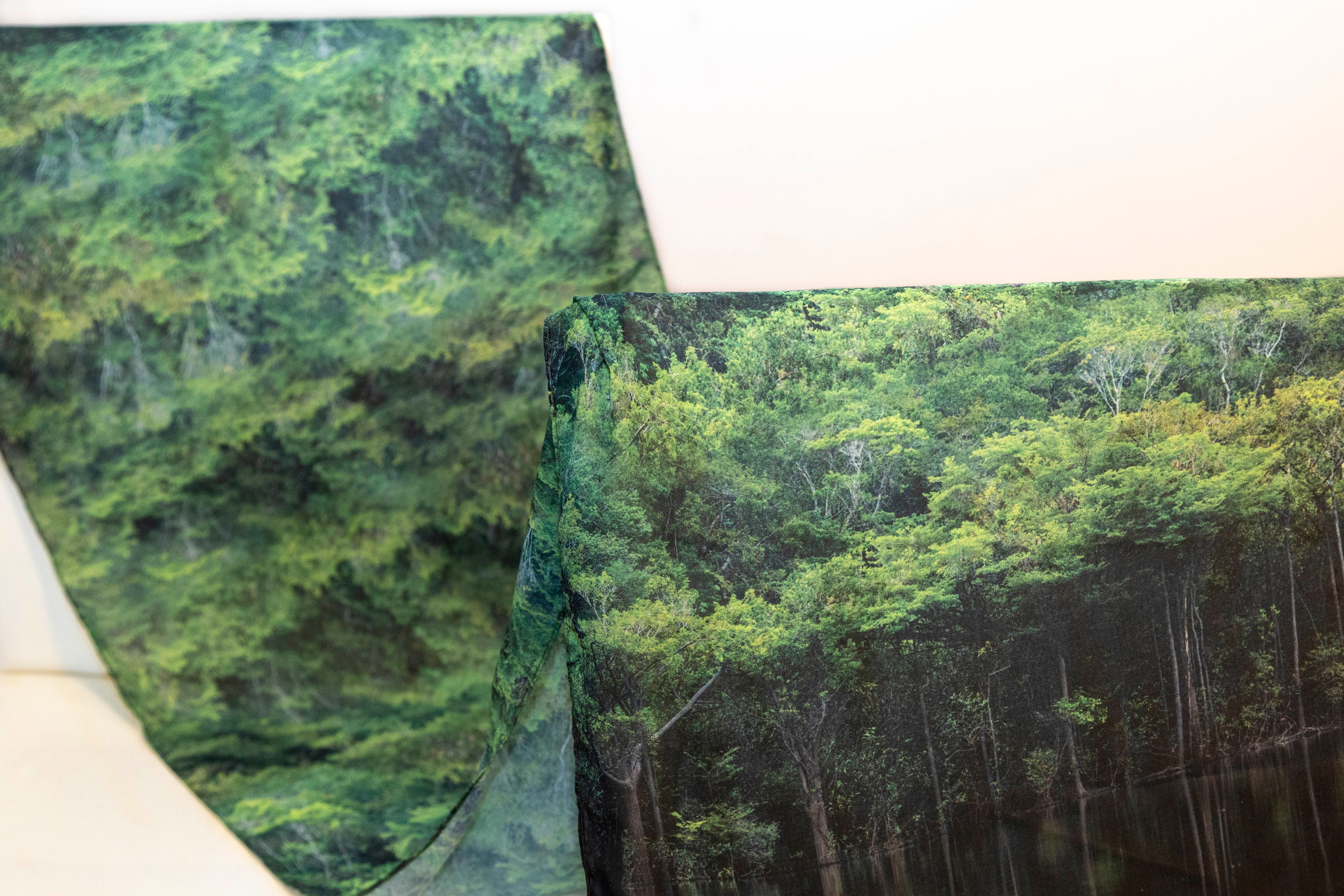 Desenho da echarpe verde com desenho da Floresta Amazônica