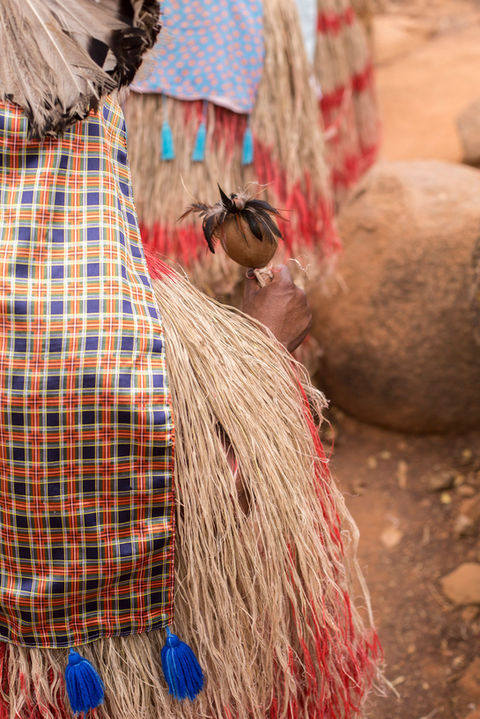 Detalhe do chocalho na mão direita de um Pankararu. Pode-se ver também parte de sua indumentária típica, com túnica de palha e um tecido de cetim que pende preso em seu chapéu redondo de palha.