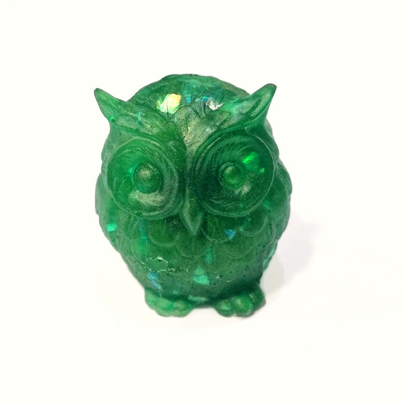 Miniature : Figurine hibou fabriquée en résine. verte pailletée