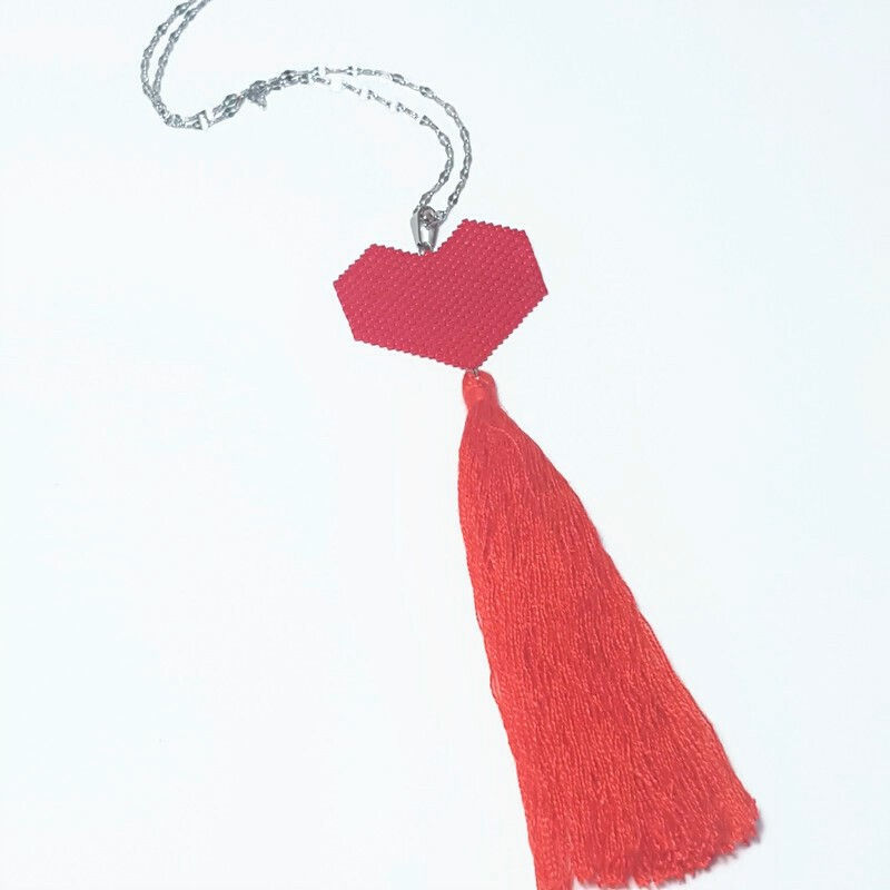 Miniature : Sautoir en acier inoxydable avec tissage en perle en forme de coeur, avec un pompon en dessous. Couleurs au choix