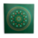 Tableau à l'esprit mandala peint à la main dans les tons vert, rouge, et doré, sur fond vert. (pièce unique)