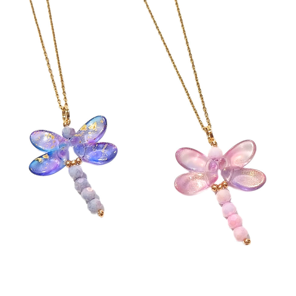 Collier libellule fait main avec pendentif en perles de verre et chaîne en acier inoxydable doré. 5 couleurs au choix.