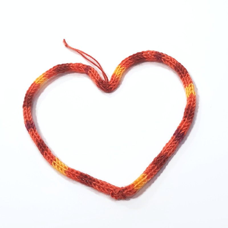 Miniature : Décoration murale au tricotin en forme de coeur orange et jaune