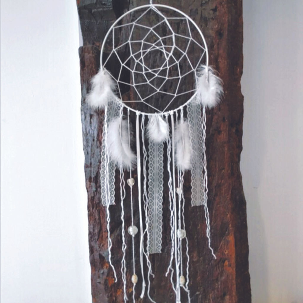 Attrape-rêves entièrement blanc avec de la dentelle, des perles et divers rubans. Pièce unique