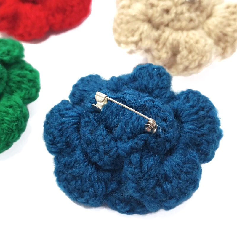 Miniature : dos d'une broche en forme de rose faite-main au crochet. Couleur au choix