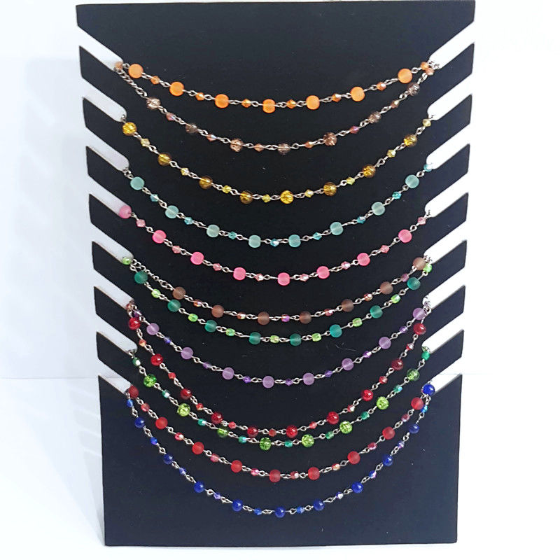 Miniature : Présentoir rempli de colliers en acier inoxydable et perles colorées. Couleur au choix