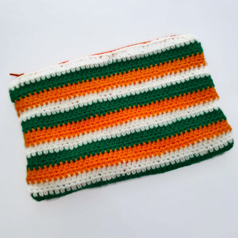 Miniature : trousse faite à la main au crochet en acrylique et coton motif rayures vertes orange et blanches