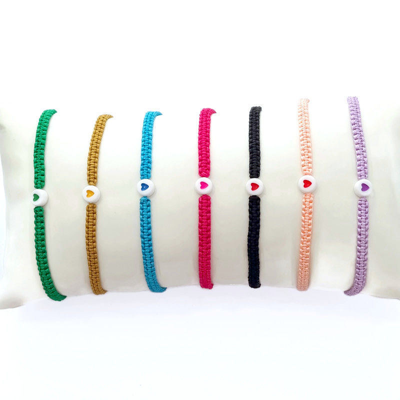 présentoir avec différents bracelets tissés en nylon avec une perle coeur au centre. 100% personnalisable