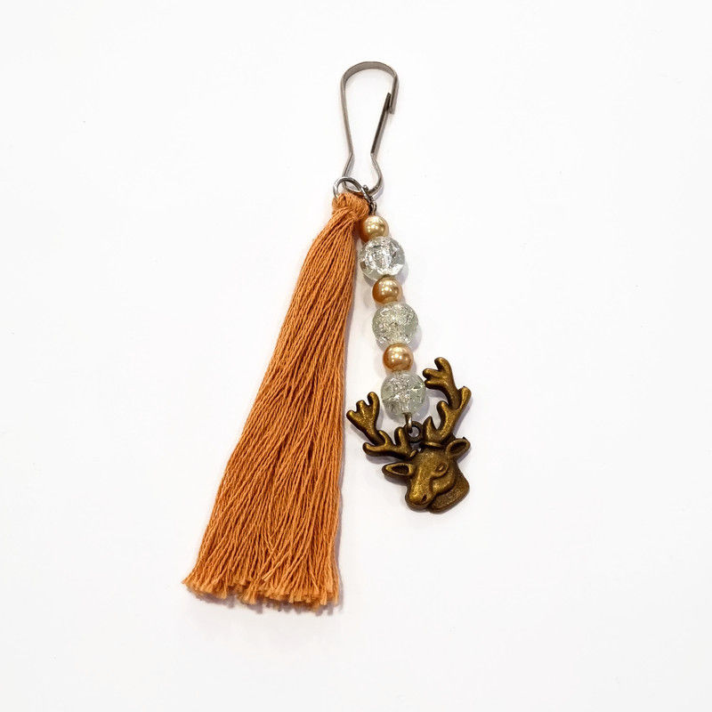 Miniature : Porte-clés de Noël moutarde fait-main. Composé d'un pompon, de perles et d'une breloque en forme de renne . Pièce unique