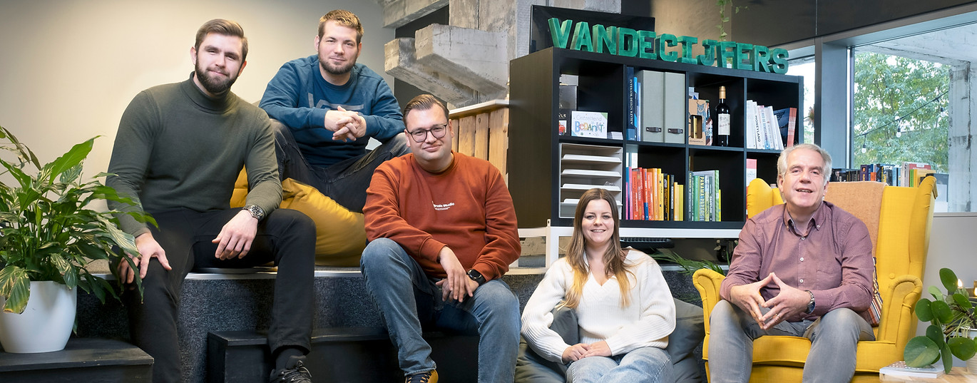 Teamfoto van het team van vandecijfers op het kantoor in Maastricht