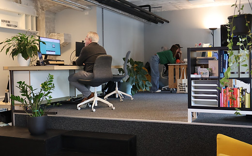 Overzicht van het boekhoudkantoor van vandecijfers met het team aan het werk met medewerkers die samenwerken