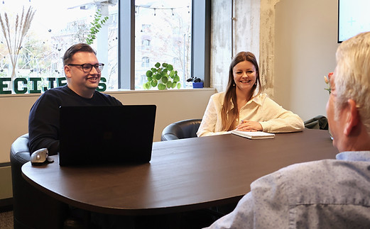 Team van vandecijfers in overleg aan tafel in het kantoor in Sphinxkwartier Maastricht