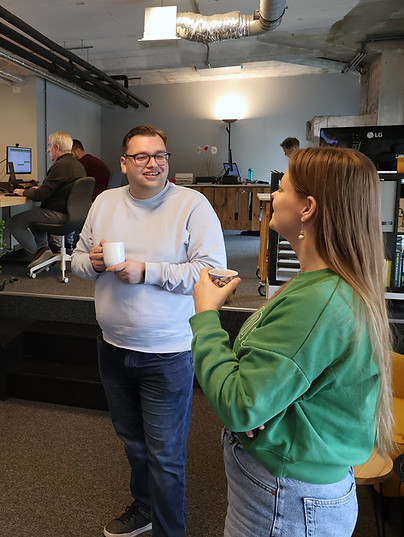 vandecijfers-overleg-administratiekantoor-officemanager-en-boekhouder-drinken-samen-koffie