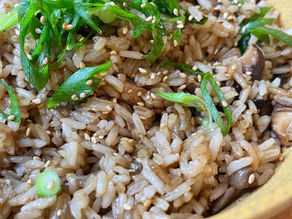 Arroz con hongos estilo asiático.