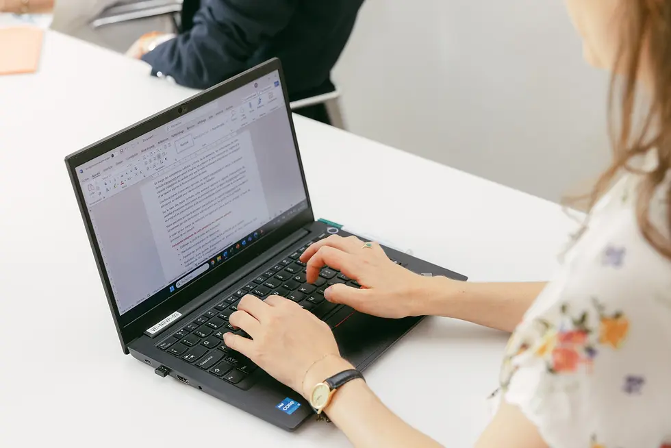 dame travaillant dans un pc