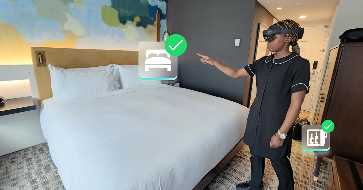 Une employée suit une Formation avec la Réalité Augmentée dans un Hôtel