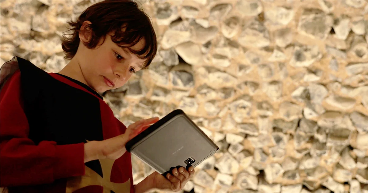 Enfant avec tablette AR