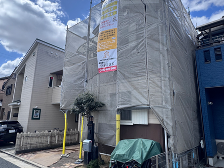 【現場情報】八尾市で外壁・屋根塗装が進行中!「バイオ洗浄」でお家を根こそぎ綺麗に。