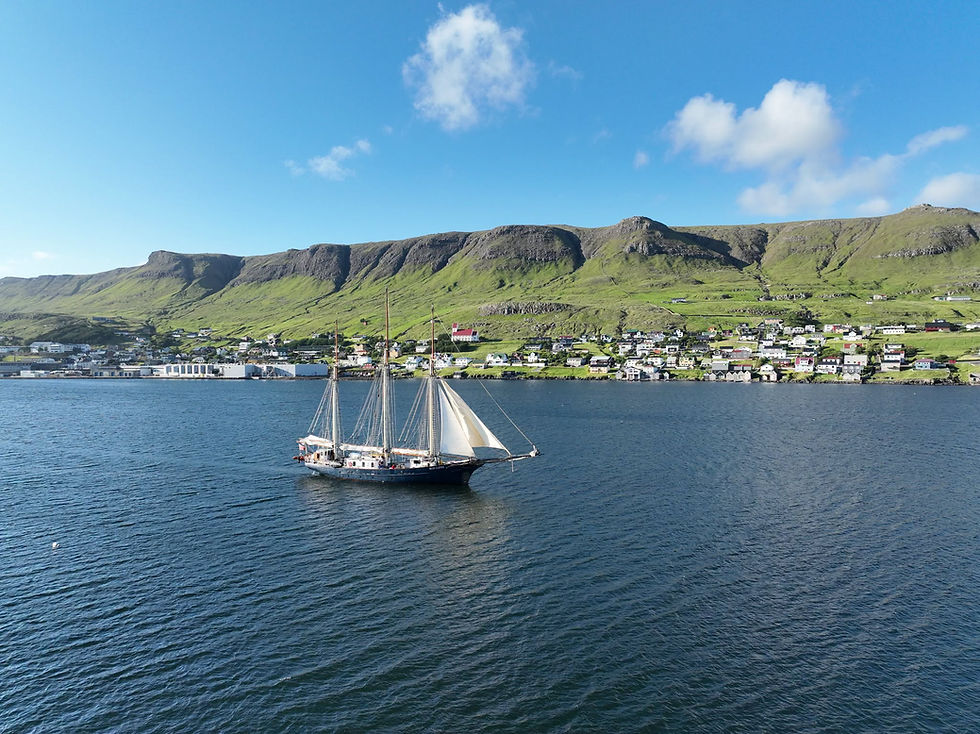 S/Y Blue Clipper vitjar á Trongisvágsfirði
