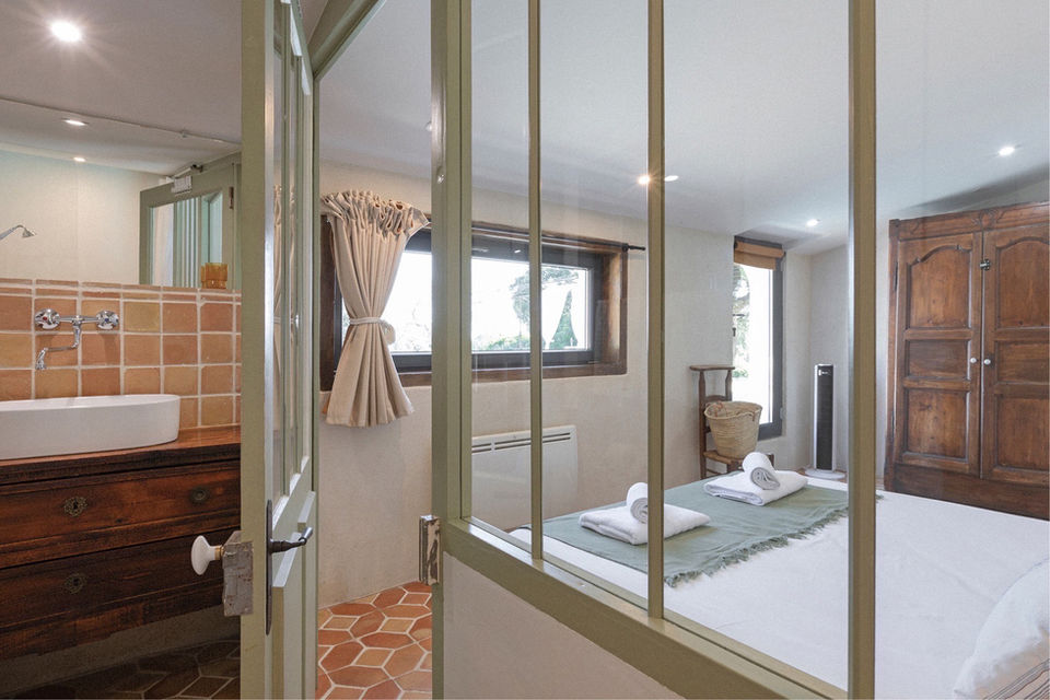 Gîte 4 étoiles - Location 3 chambres - Chambre Oliveraie - Vue piscine - @Gregoire Edouard