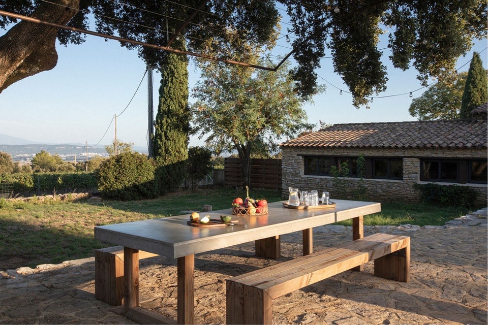 Gîte en pleine nature - Table extérieure avec vue panoramique - @Gregoire Edouard