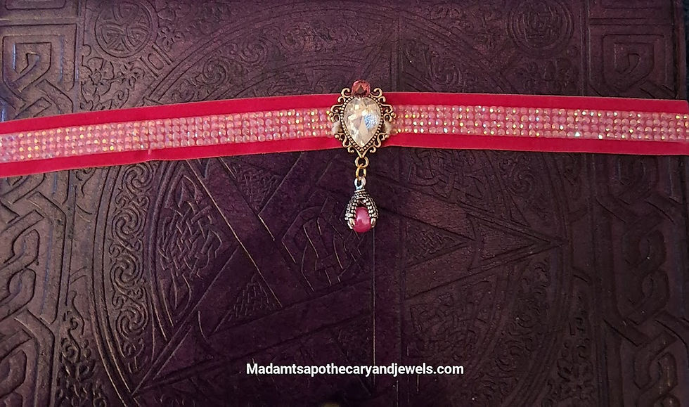 Miniatura: Vintage Charm Choker Necklace – Fabric Choker with Decorative Brooch Pendant