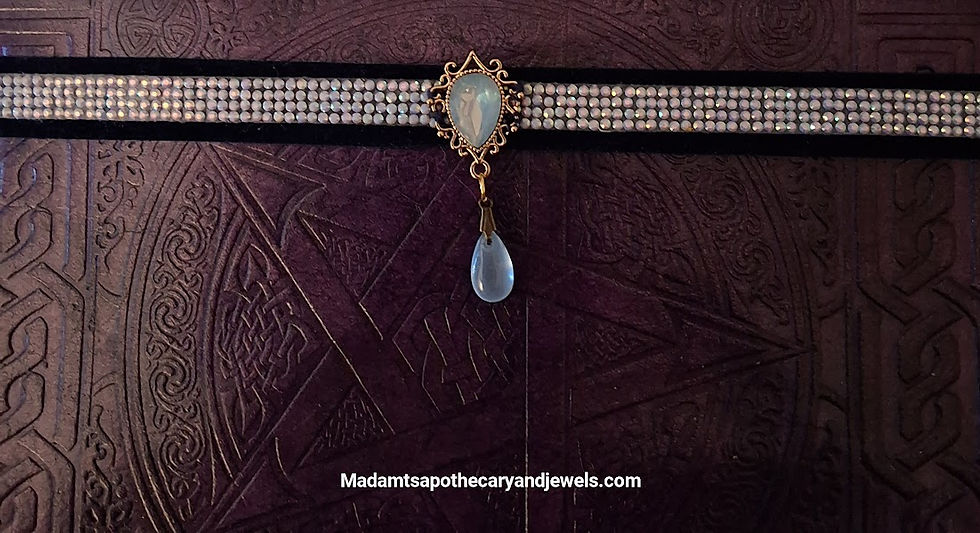 Miniatura: Vintage Charm Choker Necklace – Fabric Choker with Decorative Brooch Pendant
