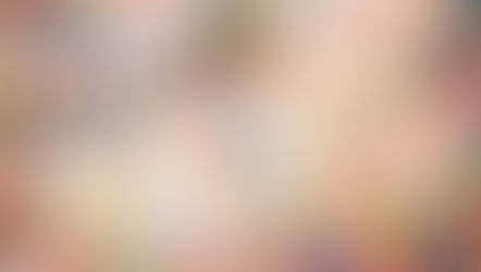  Bunter Maltisch beim intuitiven Malen – Farben, Pinsel, Glitzer und abstrakte Bilder