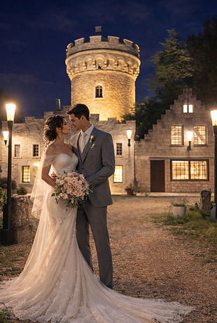 Couple de mariés devant l'entrée de la Tour Duval, salle de réception dans les Yvelines