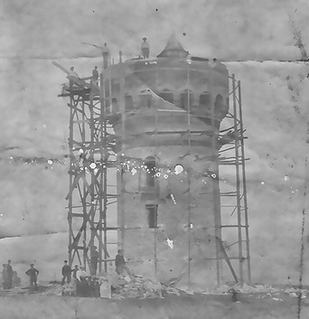 La construction de la TOUR DUVAL à Follainville-Dennemont : consolidation du vieux moulin ; surélévation de la structure.