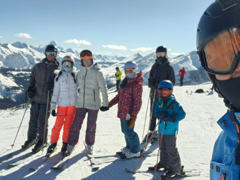El Último Vuelo de la Temporada: Nieve Polvo, Cielo Azul y Familia en Sunshine Village