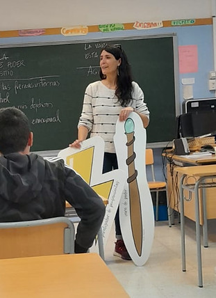 Lule dando Clases a adolescentes para mejorar su bienestar