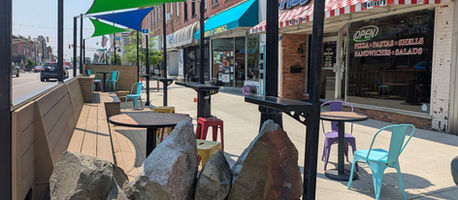 Outdoor dining in historic downtown Kendallville at Pizza Forum