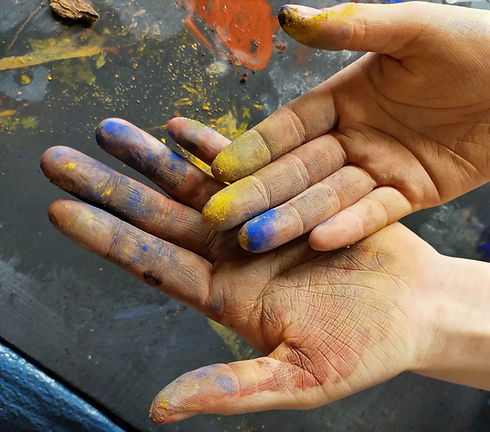 Immersion dans les pigments de couleur, atelier d'art-thérapie avec l'argile
