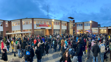 Feuerwehr und Lichtermeer