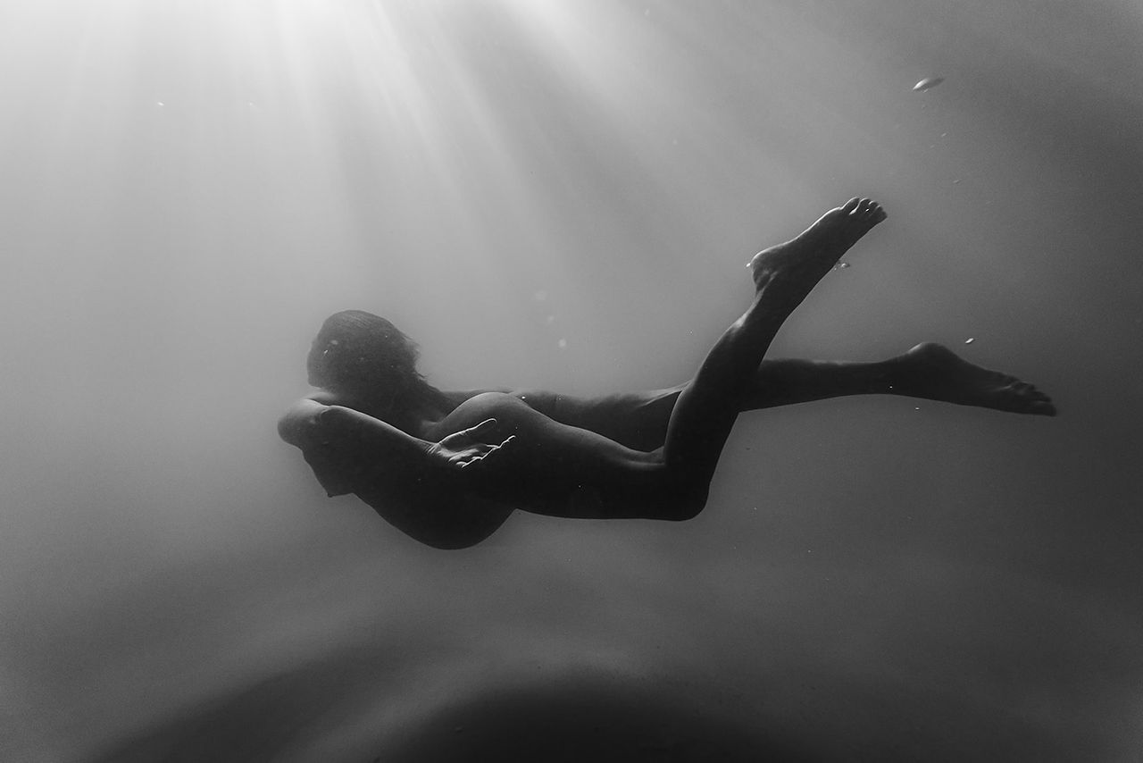 underwater maternity photography