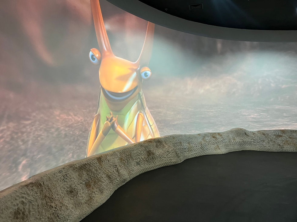 ผนังหินจำลองจากวัสดุลาวามิค