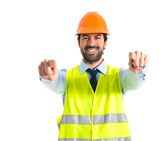 trabajador-senalar-frente.jpg