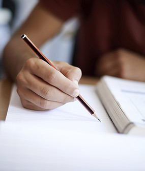 Estudiante escribiendo