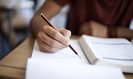 Estudiante escribiendo