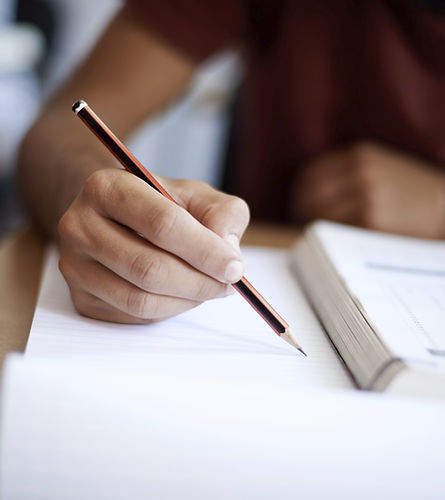 Estudiante escribiendo